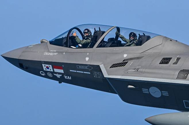 폴란드 공군사령관(후방석)이 KF-21에 탑승했다 /사진제공=KAI