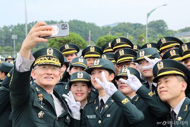 27일 충북 괴산군 육군학생군사학교에서 열린 2025년 대한민국 육군장교 통합임관식에서 고창준 육군참모총장 직무대리와 신임장교들이 기념촬영을 하고 있다. / 사진=육군
