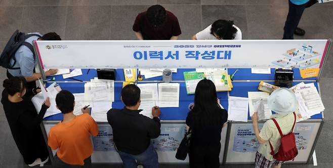 서울 강서구에서 열린 취업박람회에서 구직자들이 이력서를 작성하고 있다. 기사 이해를 돕기 위한 사진./사진=뉴시스