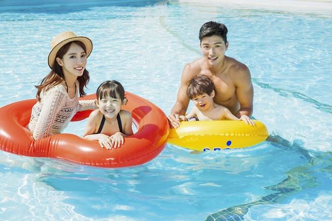 30~40대 젊은 부모 세대가 서울 내 호텔 수영장을 찾고 있다. /사진=클립아트 코리아