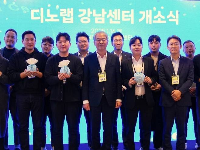 임종룡(앞줄 가운데) 우리금융그룹 회장이 지난 16일 서울 강남구 테헤란로에서 열린 디노랩 강남센터 개소식에서 관계자들과 기념촬영을 하고 있다. /사진=우리금융그룹