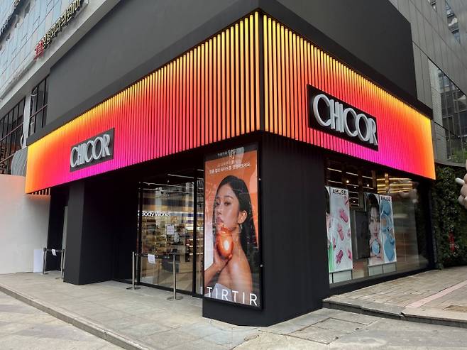 신세계가 뷰티 편집숍 시코르의 플래그십 매장인 강남역점을 27일 오픈했다. K뷰티 비중을 기존 40%에서 55%까지 늘리고 국내 최초로 맞춤 상품을 제작해주는 초개인화 서비스를 선보인다./사진=신세계백화점