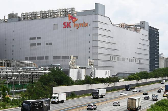 SK하이닉스가 노조에 초과이익분배금(PS) 성과급 상한선 기준을 1700% 상향한 방안을 제시했다. 사진은 경기도 이천시 SK하이닉스 본사 모습. /사진=뉴시스