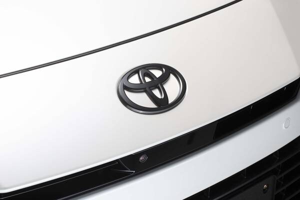 블랙아웃 엠블럼 오버레이 사진 토요타