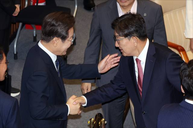 이재명 대통령이 26일 오전 서울 여의도 국회 본회의장에서 추가경정예산안(추경안) 시정연설을 마친 뒤 권성동 국민의힘 의원 등과 인사를 나누고 있다. 곽성호 기자