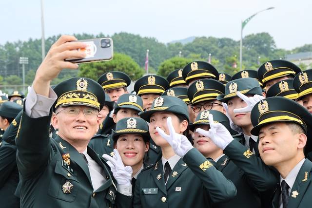 육군은 27일 고창준 육군참모총장 직무대리 주관으로 충북 괴산군 소재 육군학생군사학교에서 ‘2025년 대한민국 육군장교 통합임관식’을 실시했다. 사진은 신임장교들이 고창준(앞줄 왼쪽) 육군참모총장 직무대리와 함께 기념사진을 촬영하고 있는 모습. 육군 제공