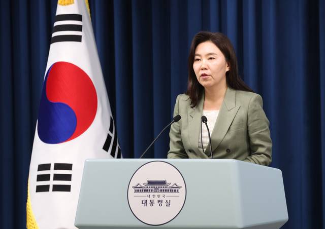 강유정 대변인이 27일 용산 대통령실에서 현안 관련 브리핑을 하고 있다.  연합뉴스