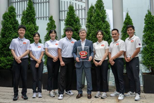 프로당구단 ‘하림드래곤즈’가 26일 서울 강남구 하림타워 16층 회의실에서 창단식을 개최한 가운데 팀 선수들과 구단주가 엠블럼을 들고 기념촬영을 하고 있다. 왼쪽부터 김영원, 박정현, 김상아, 김준태, 천세기(구단주), 정보윤, 쩐득민, 응우옌프엉린 선수./PBA