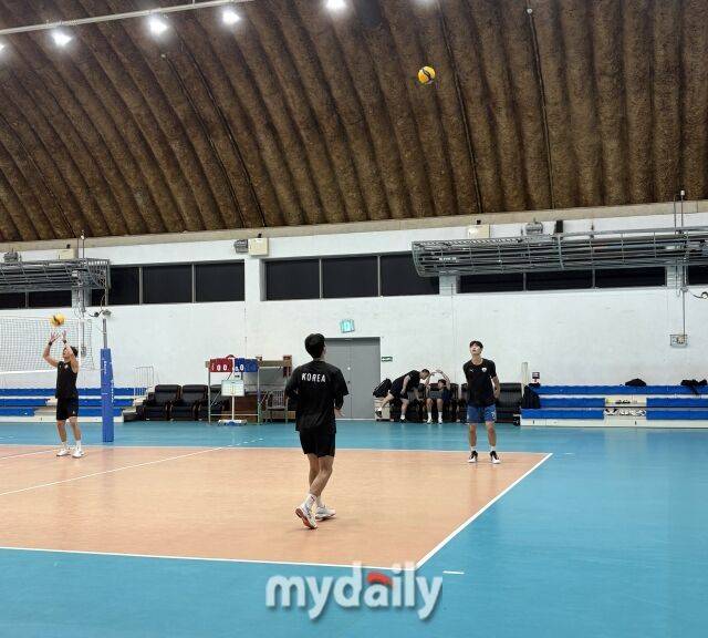 가볍게 몸을 푸는 김요한(사진 최우측)./수원=김희수 기자