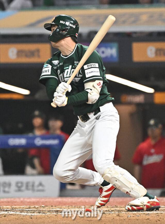 27일 오후 인천광역시 문학동 SSG랜더스필드에서 진행된 '2025 프로야구 KBO리그' SSG랜더스와 한화이글스의 경기. SSG 오태곤이 7회말 2사 만루서 2타점 적시타를 터뜨리고 있다./인천 = 송일섭 기자