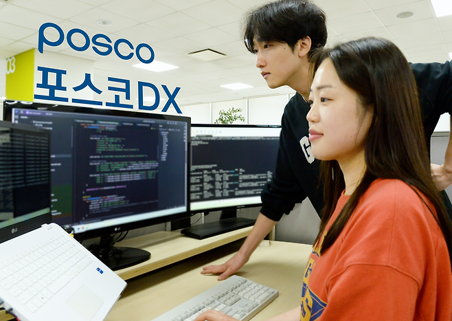 포스코DX 관계자가 개발자용 AI 프로그램을 살펴보고 있다. [포스코DX 제공]