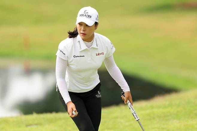 윤이나가 LPGA 투어 다우 챔피언십 첫날 5번홀에서 버디 퍼트에 성공한 뒤 공을 꺼내 올리고 있다.  [AFP]