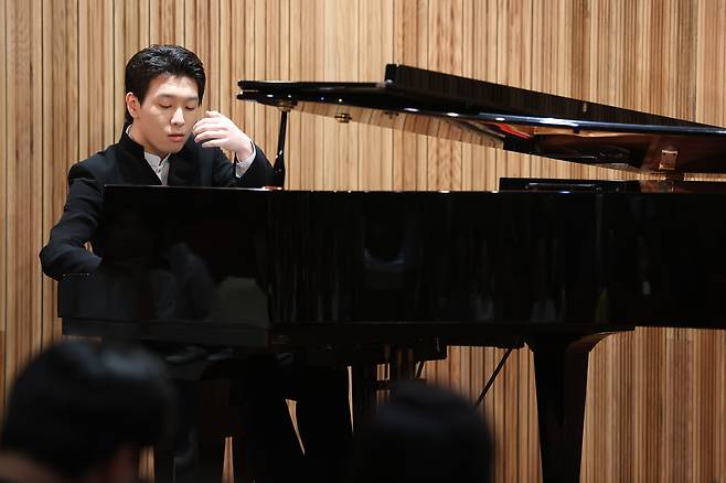피아니스트 김세현이 26일 서울 종로구 세종문화회관 서클홀에서 열린 기자간담회에서 피아노 연주를 하고 있다. [연합]