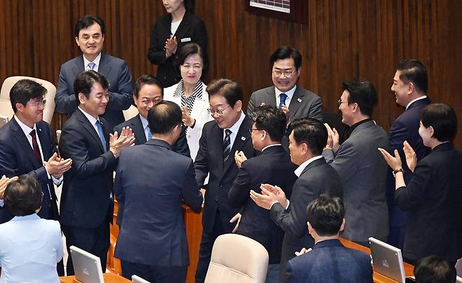 이재명 대통령이 26일 국회 본회의장에서 더불어민주당 의원들의 환영 속에서 추가경정예산안 시정연설을 하기 위해 입장하고 있다. 이상섭 기자