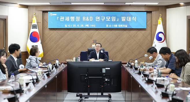 이명구 관세청 차장(가운데)이 지난 26일 정부대전청사에서 개최된 ‘관세행정 연구개발 연구모임’ 발대식에서 직원들과 이야기를 나누고 있다