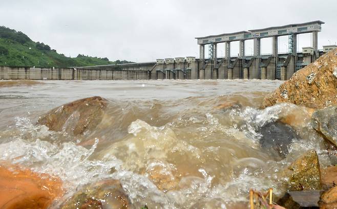 정부는 27일 장마철을 맞아 남북 접경지역 피해 방지를 위해 북한에 임진강 상류에 자리한 황강댐 방류에 앞서 통보해줄 것을 요청했다. 과거 북한의 황강댐 방류로 수위가 올라간 경기 연천군 군남댐 일대 모습. [뉴시스]