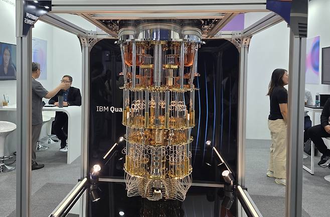 지난 24일 서울 서초구 양재 aT센터 제2전시장에서 개최된 퀀텀코리아 2025에 IBM ‘퀀텀 시스템 원’ 모형이 전시된 모습. [권제인 기자/eyre@]