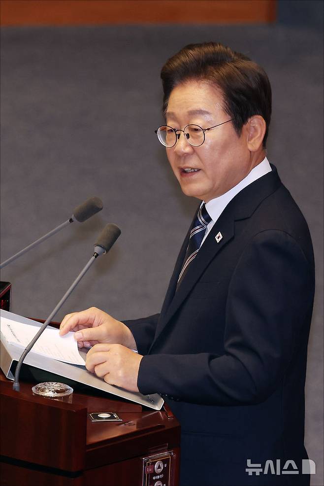 [서울=뉴시스] 국회사진기자단 = 이재명 대통령이 26일 오전 서울 여의도 국회에서 열린 제426회국회(임시회) 제2차 본회의에서 2025년도 제2회 추가경정예산안에 대한 정부의 시정연설을 하고 있다. 2025.06.26. photo@newsis.com