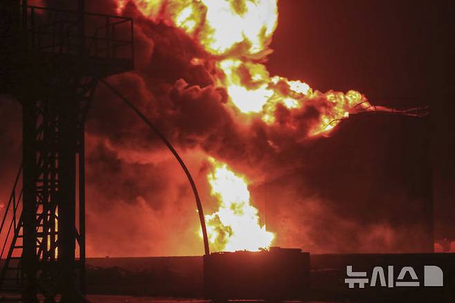 [호데이다(예멘)=AP/뉴시스]이스라엘 해군이 6월10일 예멘 반군이 장악하고 있는 항구도시 호데이다의 부두를 공격, 전쟁으로 굶주리고 폐허가 된 예멘의 구호물자 수송을 돕기 위한 핵심 시설들이 훼손시켰다. 사진은 2024년 7월20일 예멘 호데이다 항구에서 이스라엘군의 공습으로 유류저장소가 불타는 광경.  2025.06. 27.