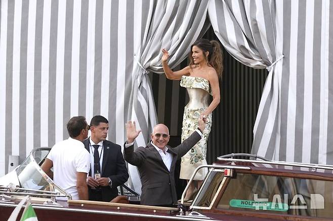 [베네치아=AP/뉴시스] 아마존 창업자 제프 베이조스와 약혼녀 로렌 산체스가 26일(현지 시간) 결혼식 전 열리는 리셉션에 참석하기 위해 이탈리아 베네치아 아만 베니스 호텔을 나서고 있다. 2025.06.27.<font style="vertical-align: inherit;"><font style="vertical-align: inherit;"></font></font>