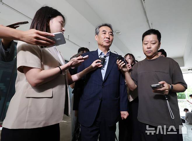 [서울=뉴시스] 김진아 기자 = 김건희 여사 의혹을 수사하는 민중기 특별검사가 27일 오전 서울 서초구의 사무실로 출근하며 취재진 질문을 받고 있다. 2025.06.27. bluesoda@newsis.com