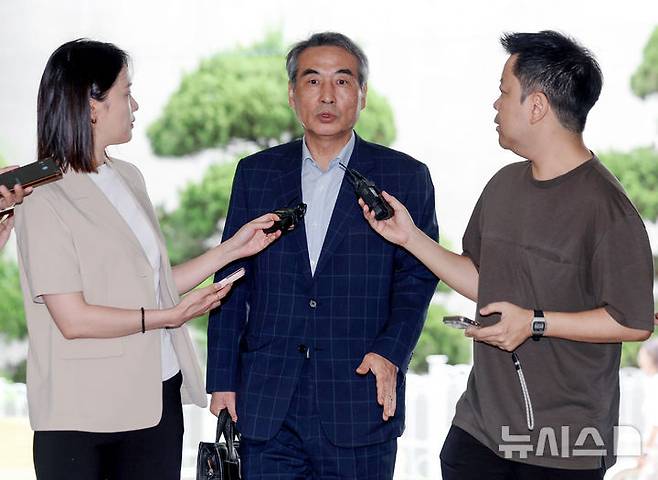 [서울=뉴시스] 김진아 기자 = 김건희 여사 의혹을 수사하는 민중기 특별검사가 27일 오전 서울 서초구의 사무실로 출근하며 취재진 질문에 답하고 있다. 2025.06.27. bluesoda@newsis.com