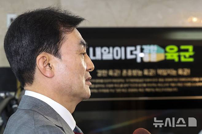 [서울=뉴시스] 권창회 기자 = 안규백 국방부장관 후보자가 27일 오전 서울 용산구 육군회관에 마련된 인사청문회 준비 집무실로 출근하며 취재진 질의에 답하고 있다. 2025.06.27. kch0523@newsis.com