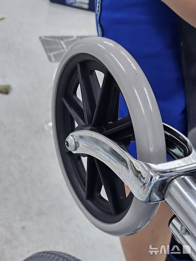 [안산=뉴시스]문영호 기자=25일 안산교육지원청 휠마스터 자격증반에서 학생들이 휠마스터 자격취득시험 준비 실전 연습이 진행 중이다. 휠체어 앞바퀴에 천장 형광등이 반사될 정도로 윤이 난다. 프레임에는 아직 크레파스 얼룩이 남아 있다.2025.06.27.sonanom@newsis.com