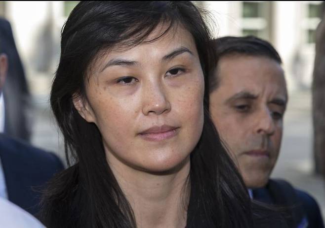 [뉴욕=AP/뉴시스] 캐시 호출 전 뉴욕주지사 보좌관을 지낸 린다 쑨이 지난해 9월 3일 뉴욕 브루클린 법원을 나서고 있다. 2025.06.27. *재판매 및 DB 금지