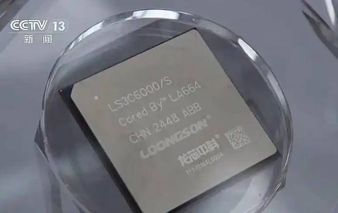 [서울=뉴시스]중국 반도체 설계 기업 룽신중커(龍芯中科·Loongson)가 27일 자국 기술로 개발한 최신 중앙처리장치(CPU) ‘룽신3C6000’을 공식 발표했다. 룽신3C6000의 모습. <사진출처: 중국 CCTV 캡쳐> 2025.06.27
