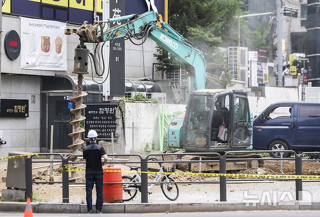 [서울=뉴시스] 김선웅 기자 = 27일 서울 서초구 교대역 인근에서 포크레인 작업 중 도시가스 배관이 파손되면서 가스가 역사 내부로 유입되는 사고가 발생해 인근 도로가 통제되고 있다.이에 따라 서울 지하철 2호선과 3호선 열차가 해당 역을 무정차로 통과하고 있으며 유관 기관이 현장 복구 작업을 진행 중이다. 사진은 도시가스 누출 일으킨 굴착기. 2025.06.27. mangusta@newsis.com