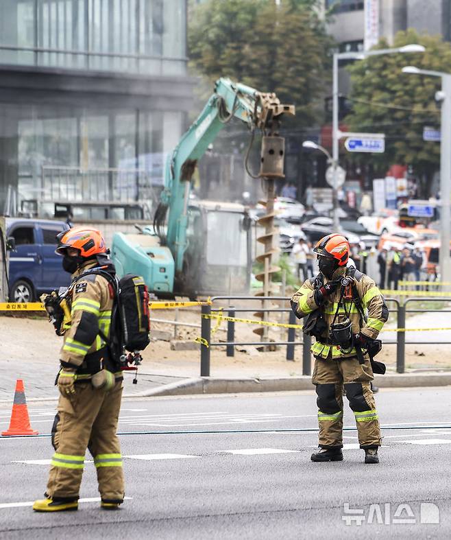 [서울=뉴시스] 김선웅 기자 = 27일 서울 서초구 교대역 인근에서 발생한 도시가스 유출 사고 현장에서 소방대원들이 조사를 하고 있다.이에 따라 서울 지하철 2호선과 3호선 열차가 해당 역을 무정차로 통과하고 있으며 유관 기관이 현장 복구 작업을 진행 중이다. 2025.06.27. mangusta@newsis.com