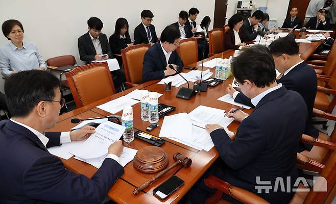 [서울=뉴시스] 조성우 기자 = 28일 오후 서울 여의도 국회에서 행정안전위원회 제1차 예산·결산기금심사소위원회가 위성곤(왼쪽) 위원장 주재로 열리고 있다. 2025.04.28. xconfind@newsis.com