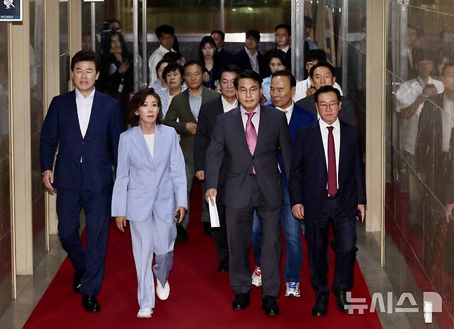 [서울=뉴시스] 김명년 기자 = 국민의힘 의원들이 27일 오후 서울 여의도 국회에서 현재 공석인 상임위원장 선출을 위한 본회의 시작 전 국회의장실을 방문하고 있다. 2025.06.27. kmn@newsis.com