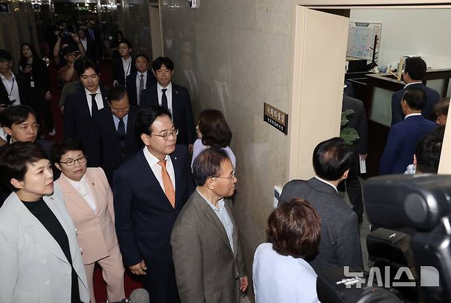 [서울=뉴시스] 김명년 기자 = 송언석 원내대표를 비롯한 국민의힘 의원들이 27일 오후 서울 여의도 국회에서 현재 공석인 상임위원장 선출을 위한 본회의 시작 전 국회의장실을 방문하고 있다. 2025.06.27. kmn@newsis.com