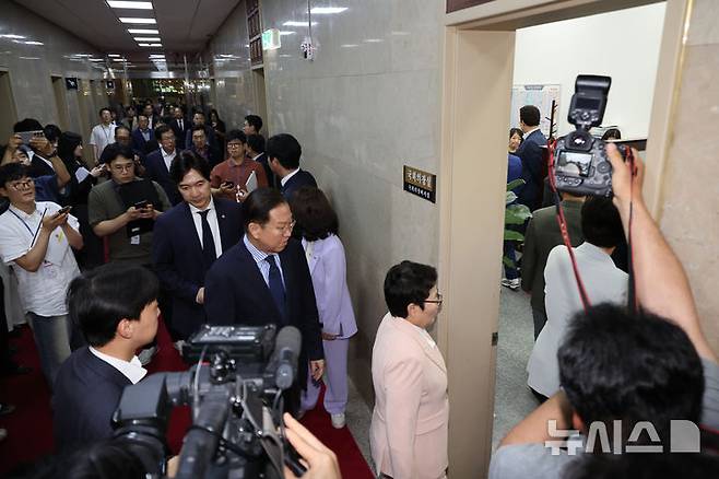 [서울=뉴시스] 김명년 기자 = 국민의힘 의원들이 27일 오후 서울 여의도 국회에서 현재 공석인 상임위원장 선출을 위한 본회의 시작 전 국회의장실을 방문하고 있다. 2025.06.27. kmn@newsis.com