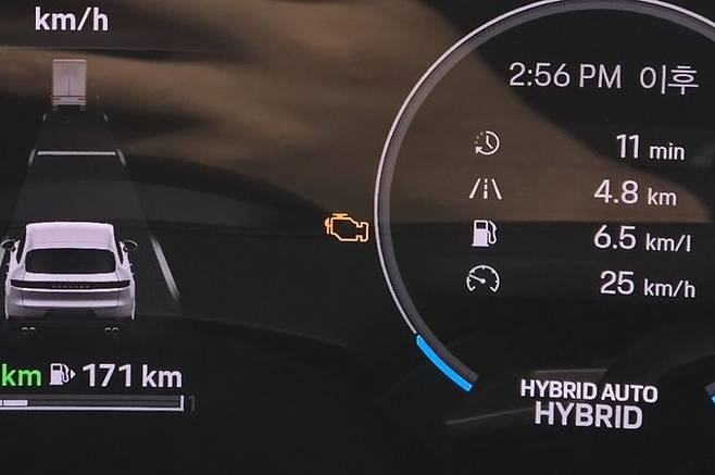 [서울=뉴시스] 포르쉐 카이엔 E-하이브리드 차량 계기판에 노란색 엔진 경고등이 떠있는 모습. (사진=독자 제공) photo@newsis.com *재판매 및 DB 금지 *재판매 및 DB 금지