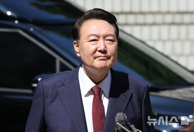 [서울=뉴시스] 사진공동취재단 = 12·3 비상계엄 사태를 일으킨 윤석열 전 대통령 때문에 정신적 피해를 입었다며 국민 105명이 제기한 집단 손해배상 소송의 결과가 다음달 25일 나온다. 사진은 윤 전 대통령. 2025.06.23. photo@newsis.com