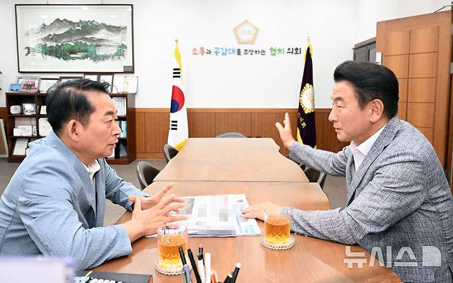 [의정부=뉴시스] 김동근 경기 의정부시장(오른쪽)이 27일 김연균 의정부시의회 의장을 만나 (재)의정부시도시교육재단 초대 대표이사 임명과 관련 시의회의 양해를 구하고 있다.(사진=의정부시의회 제공).2025.06.27photo@newsis.com