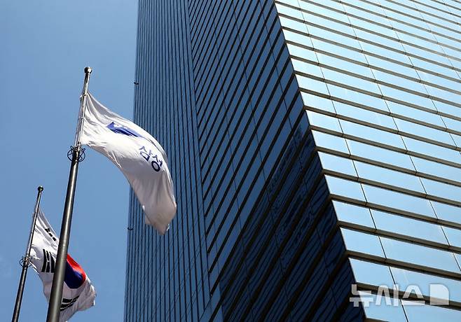 [서울=뉴시스] 박주성 기자 = 30일 서울 서초구 삼성전자 서초사옥의 깃발이 바람에 날리고 있다. 2025.04.30. park7691@newsis.com