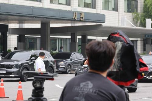 김건희 여사 11일만에 퇴원 예정 김건희 여사 11일만에 퇴원 예정     (서울=연합뉴스) 이진욱 기자 = 27일 서울 송파구 서울아산병원 병동 입구에 취재진이 대기해 있다. 지난 16일 우울증과 공황장애 등으로 입원했던 윤석열 전 대통령 부인 김건희 여사가 이날 퇴원할 것으로 알려졌다. 2025.6.27      cityboy@yna.co.kr (끝)   <저작권자(c) 연합뉴스, 무단 전재-재배포, AI 학습 및 활용 금지>