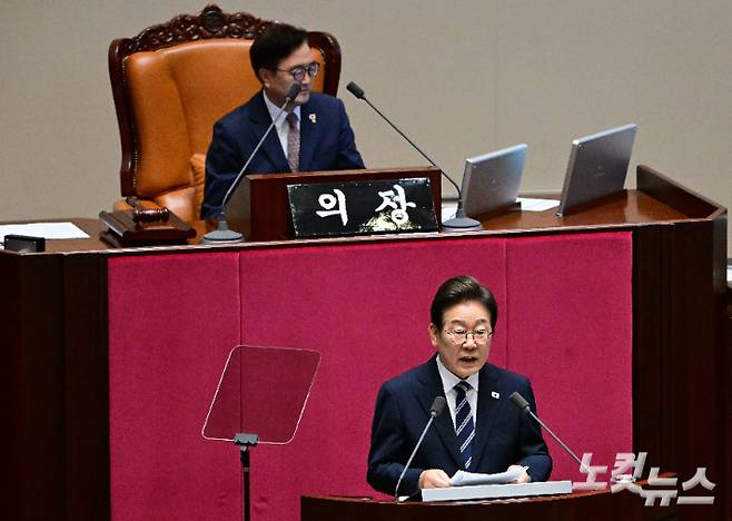 이재명 대통령이 26일 오전 서울 여의도 국회에서 열린 제426회국회(임시회) 제2차 본회의에서 2025년도 제2회 추가경정예산안에 대한 정부의 시정연설을 하고 있다. 윤창원 기자
