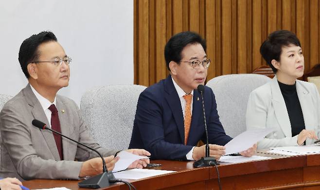 국민의힘 송언석 원내대표가 27일 서울 여의도 국회에서 열린 원내대책회의에서 발언하고 있다. 연합뉴스