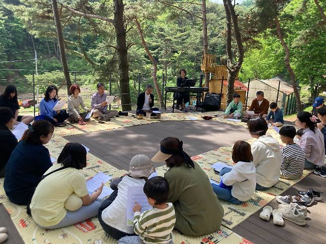 자연드림교회(김신형 목사)가 충남 예산군 봉산면 사석리에 위치한 숲속에서 자연예배를 드리고 있다. 사진 자연드림교회제공