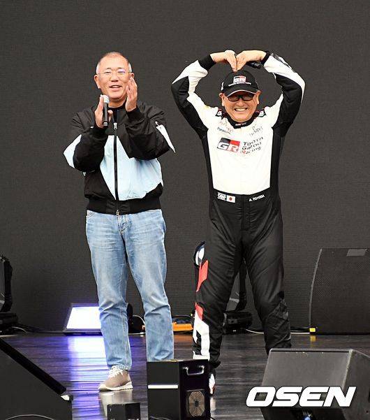 '현대 N x 토요타 가주 레이싱 페스티벌'에서 모터스포츠 동맹을 선언하고 있는 정의선 현대차그룹회장과 도요다 아키오 토요타그룹회장.