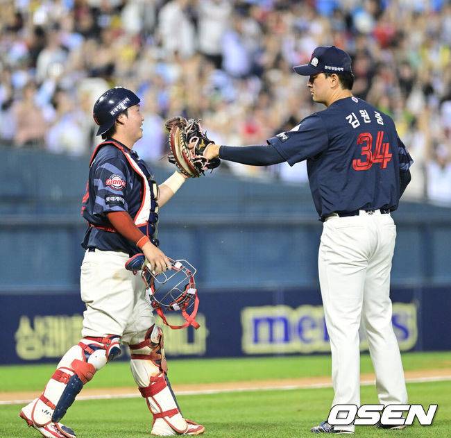 [OSEN=잠실, 최규한 기자] 롯데가 ‘뉴 에이스’ 감보아의 호투를 앞세워 주말 3연전을 위닝시리즈로 장식했다.&nbsp;프로야구 롯데 자이언츠는 8일 서울 잠실구장에서 열린 2025 신한 SOL뱅크 KBO리그 두산 베어스와의 시즌 9번째 맞대결에서 4-2로 승리했다.&nbsp;롯데는 3연패 뒤 2연승을 달리며 주말 위닝시리즈를 달성했다. 시즌 34승 3무 28패. 4연속 루징시리즈를 끊는 값진 2승 1패였다.경기를 마무리지은 롯데 투수 김원중과 포수 정보근이 인사를 나누고 있다. 2025.06.08 / dreamer@osen.co.kr