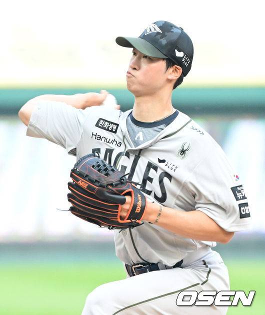 [OSEN=인천, 김성락 기자] 27일 인천 SSG랜더스필드에서 ‘2025 신한은행 SOL Bank KBO리그’ SSG 랜더스와 한화 이글스의 경기가 열렸다.이날 SSG는 문승원,한화는 엄상백을 선발로 내세웠다. &nbsp;1회말 한화 엄상백이 마운드에 올라 힘차게 공을 뿌리고 있다.  2025.06.27 / ksl0919@osen.co.kr