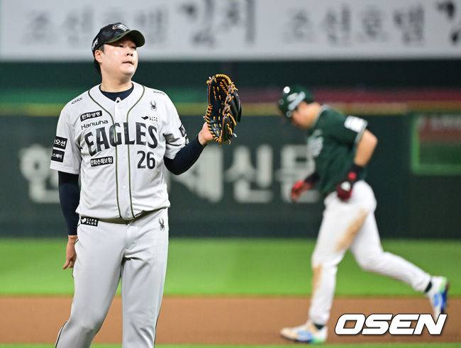 [OSEN=인천, 김성락 기자] 27일 인천 SSG랜더스필드에서 ‘2025 신한은행 SOL Bank KBO리그’ SSG 랜더스와 한화 이글스의 경기가 열렸다.이날 SSG는 문승원,한화는 엄상백을 선발로 내세웠다. &nbsp;7회말 2사 1, 3루 한화 한승혁이 SSG 고명준에게 볼넷을 허용, 만루위기를 맞고 있다. 2025.06.27 / ksl0919@osen.co.kr