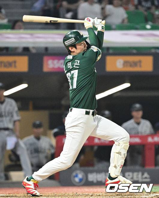 [OSEN=인천, 김성락 기자] 27일 인천 SSG랜더스필드에서 ‘2025 신한은행 SOL Bank KBO리그’ SSG 랜더스와 한화 이글스의 경기가 열렸다.이날 SSG는 문승원,한화는 엄상백을 선발로 내세웠다. &nbsp;7회말 2사 만루 SSG 오태곤이 역전 2타점 적시타를 날리고 있다. 2025.06.27 / ksl0919@osen.co.kr