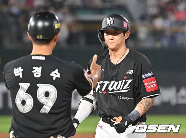 [OSEN=부산, 이석우 기자] 27일 부산 사직야구장에서 2025 신한 SOL 뱅크 KBO 리그 롯데 자이언츠와 KT 위즈의 경기가 열렸다. 홈팀 롯데는 이민석이, 방문팀 삼성은 고영표가 선발 출전했다.KT 위즈 김민혁이 7회초 2사 1,3루 역전 1타점 안타를 치고 세리머니를 하고 있다. 2025.06.27 / foto0307@osen.co.kr